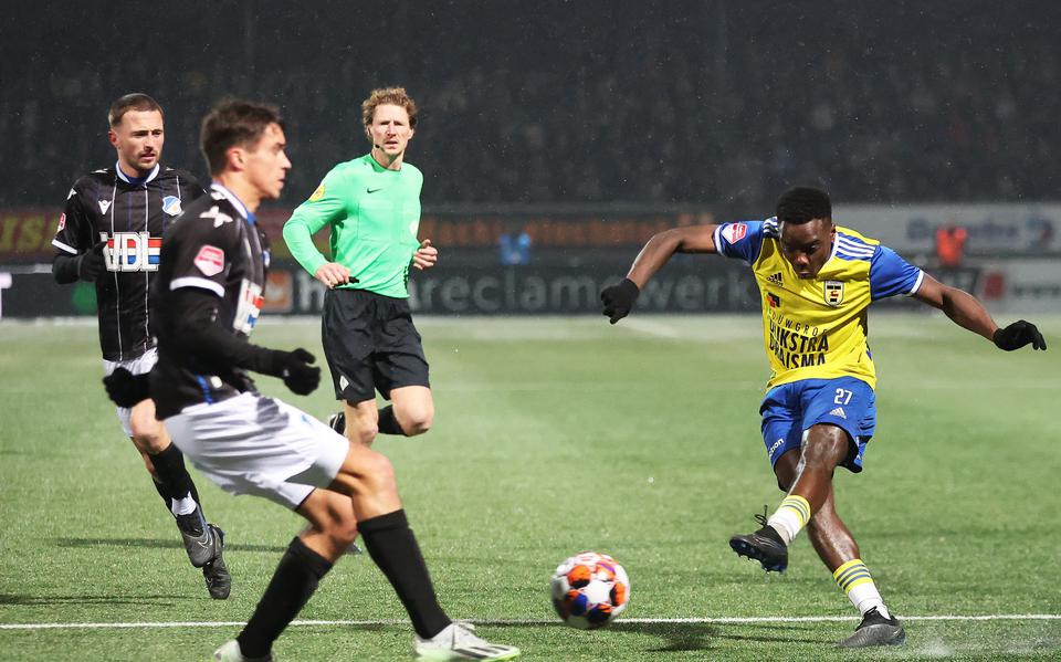Sekou Sylla dit seizoen in actie voor Cambuur tegen Eindhoven. Hij verlaat Leeuwarden na dit seizoen, zo meldt de club.