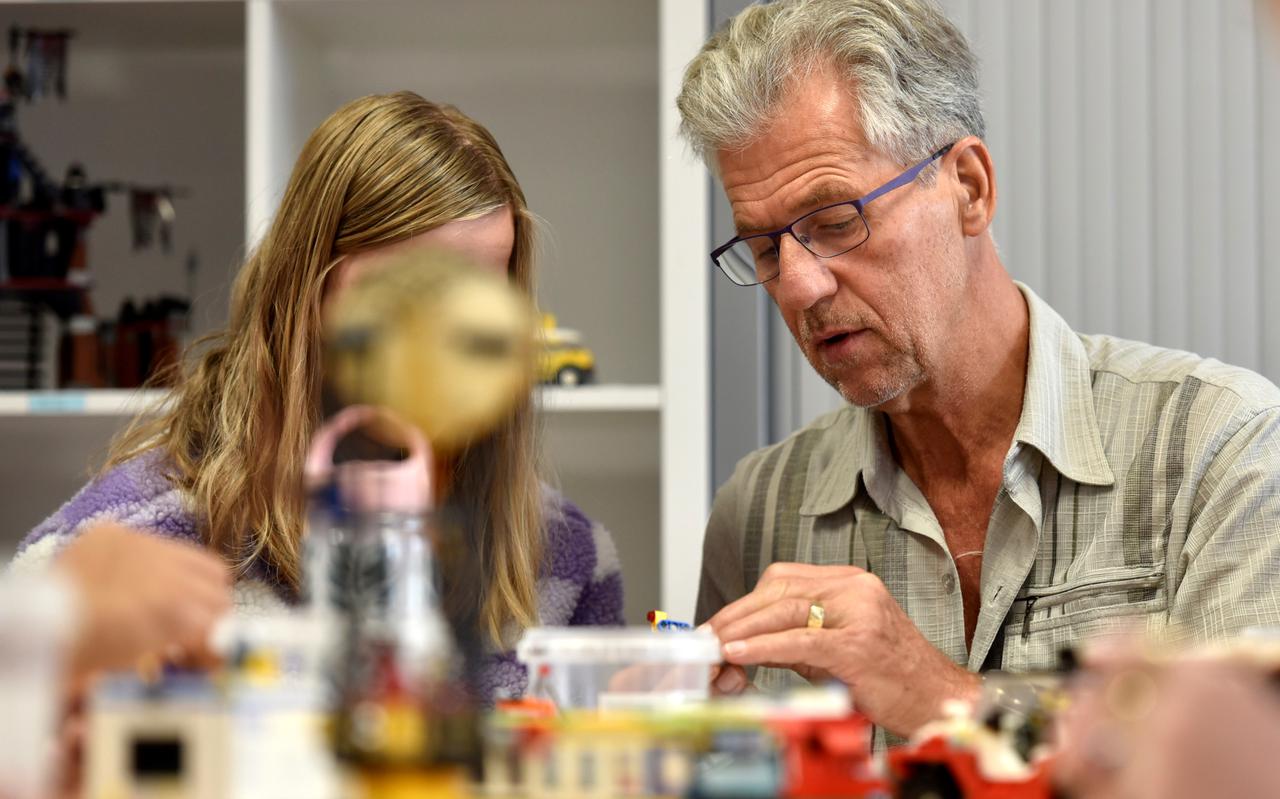 Jacques Beemsterboer geeft een workshop lego tijdens de zomerschool van Fier.