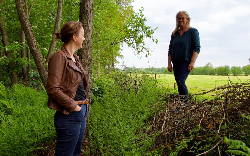 Elizabeth Pilat (links) en Atsje Lettinga met op de achtergrond de Fryske Wâlden 