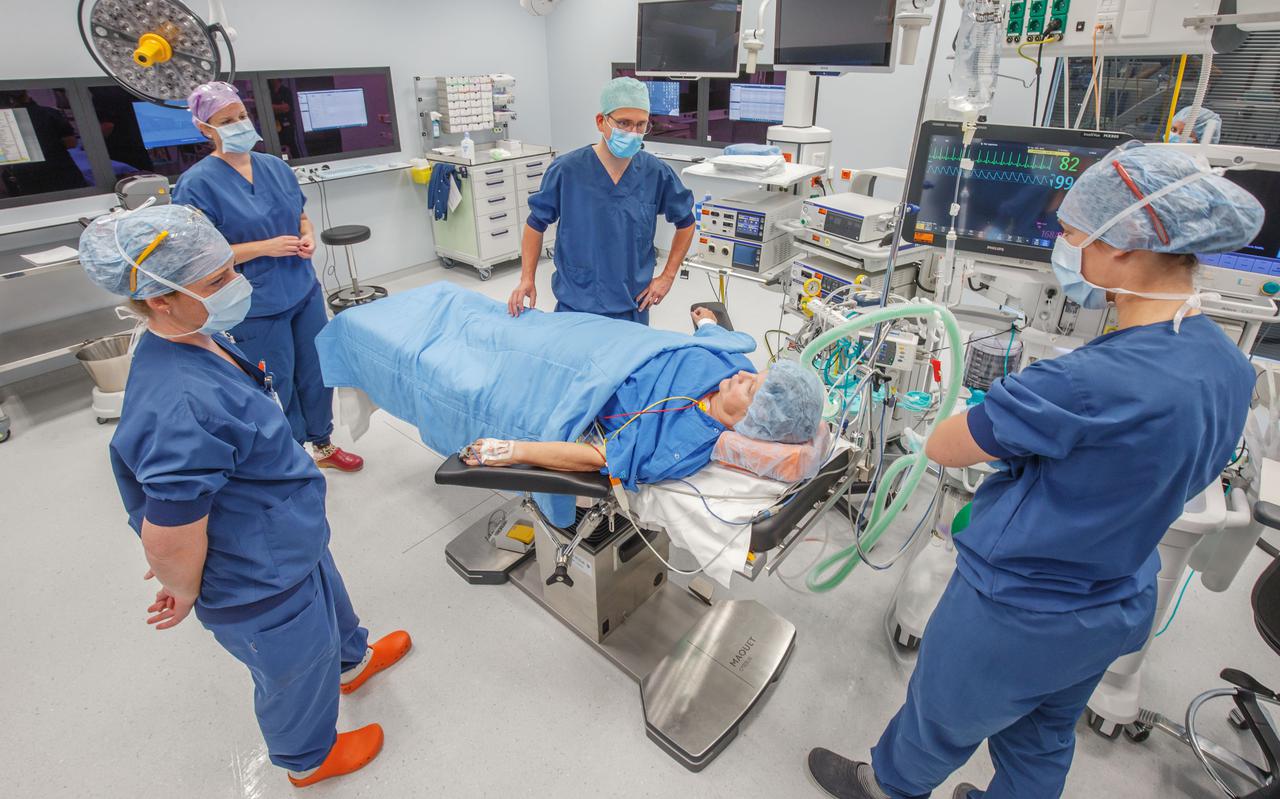Chirurg Martijn Möllers (midden) en zijn team staan klaar voor de operatie van Akke Greydanus-Bloemhof. 
