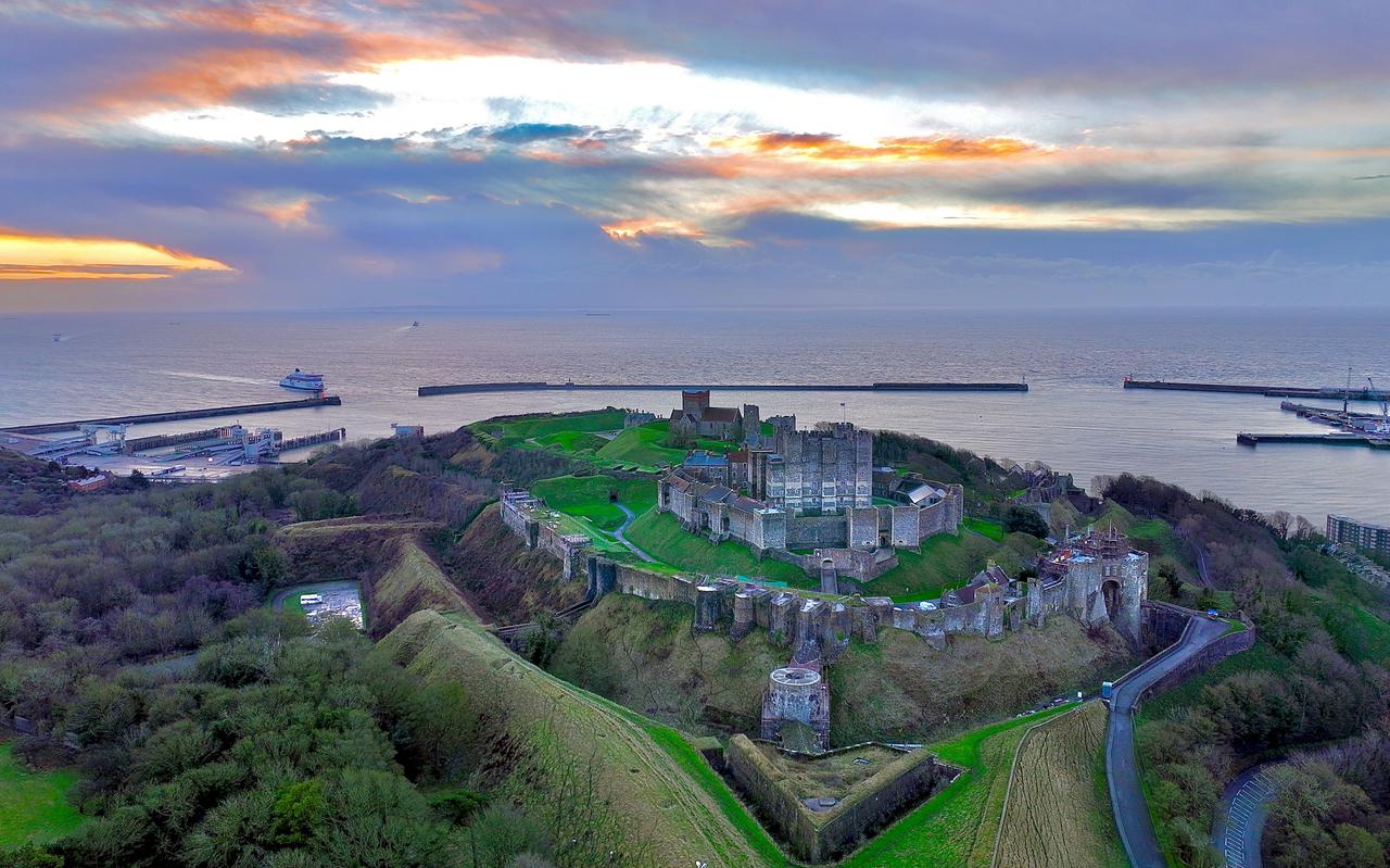 Dover Castle en de haven vanuit de lucht.