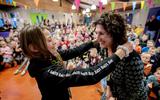 Kinderburgemeester Lisanne Hiemstra maakt de benoeming van Tialda Hoogeveen als Berneboeke-ambassadeur officieel.
