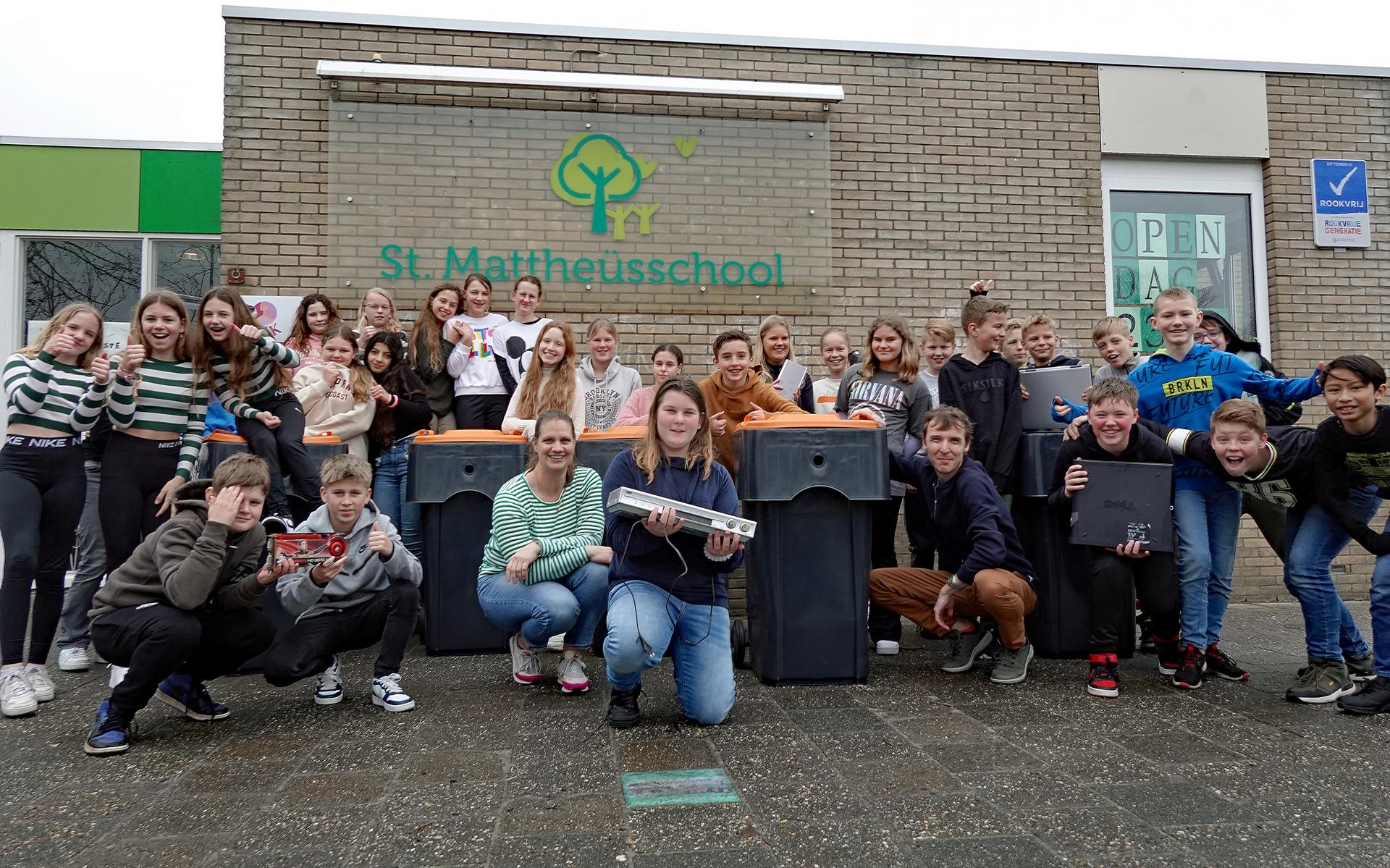 Groep 8 van de Sint Mattheüs in Joure doet mee aan de E-Waste Race.