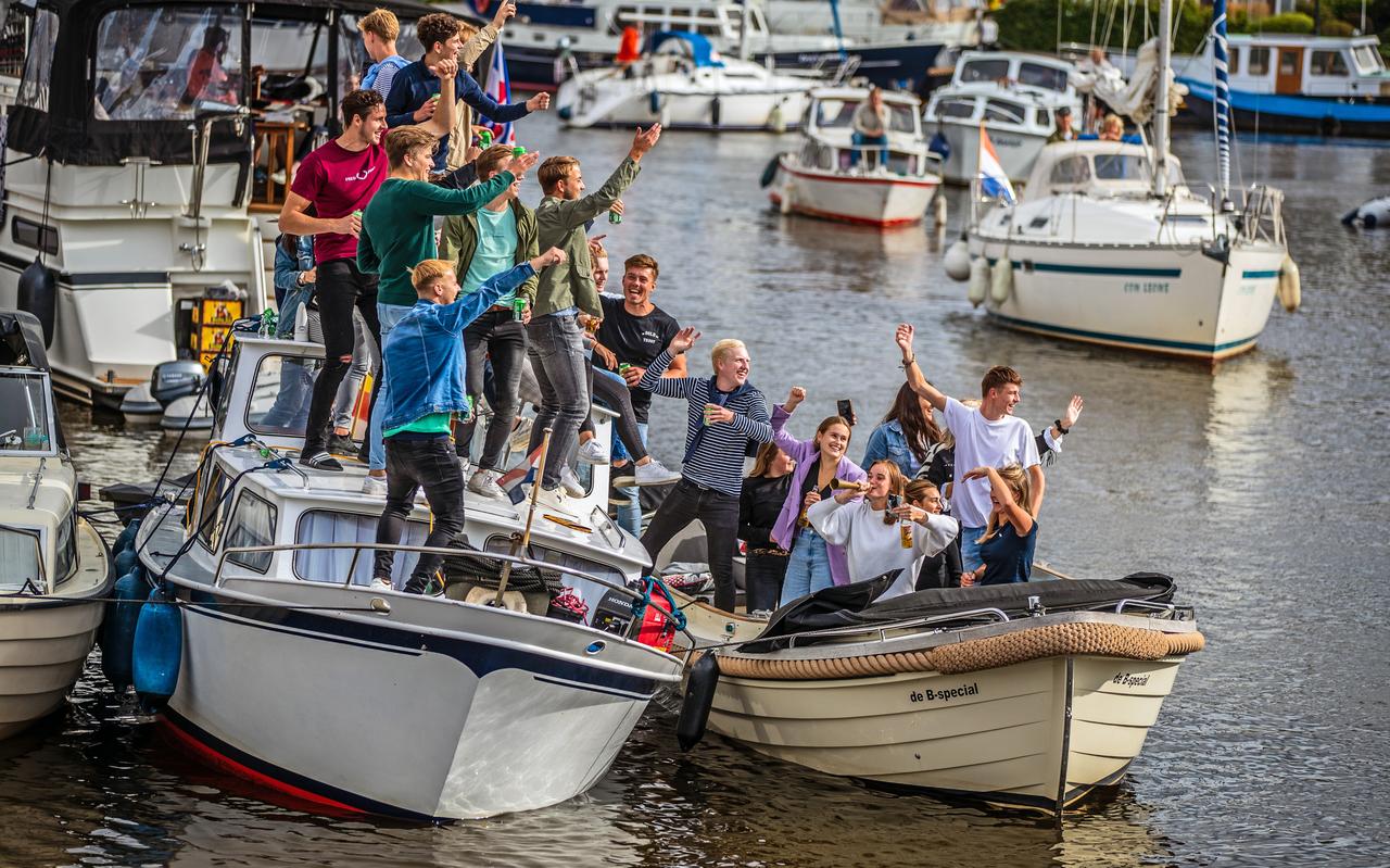 In het centrum van Lemmer hielden jongeren woensdagmiddag een feestje op het water met bier, omstanders keken er van vreemd op. In het centrum van Lemmer hielden jongeren woensdagmiddag een feestje op het water met bier, omstanders keken er van vreemd op.