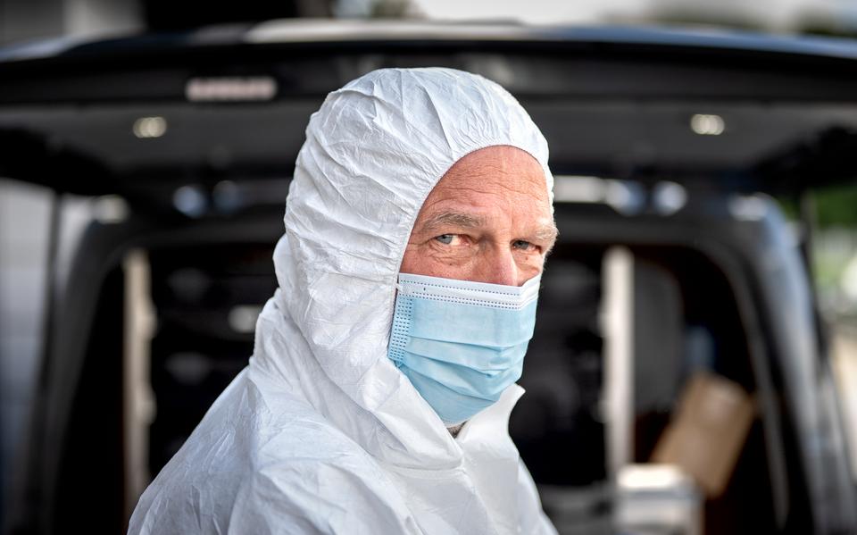 Jan Scholtens (66) uit Burgum werkt 50 jaar bij de politie, waarvan 43 jaar bij de forensische opsporing.  