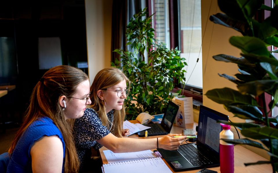 Hilda van der Veen (16) en Lotty Elzinga (16) maken in de bibliotheek oefenexamens voor het vak aardrijkskunde.