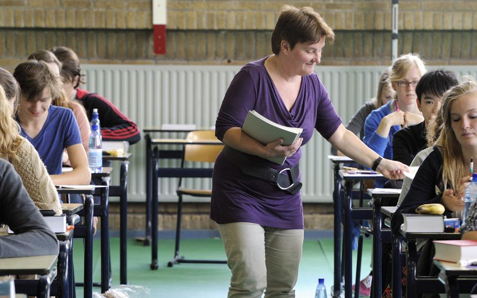 Examens worden uitgedeeld aan de leerlingen van het Christelijk Gymnasium in Utrecht.