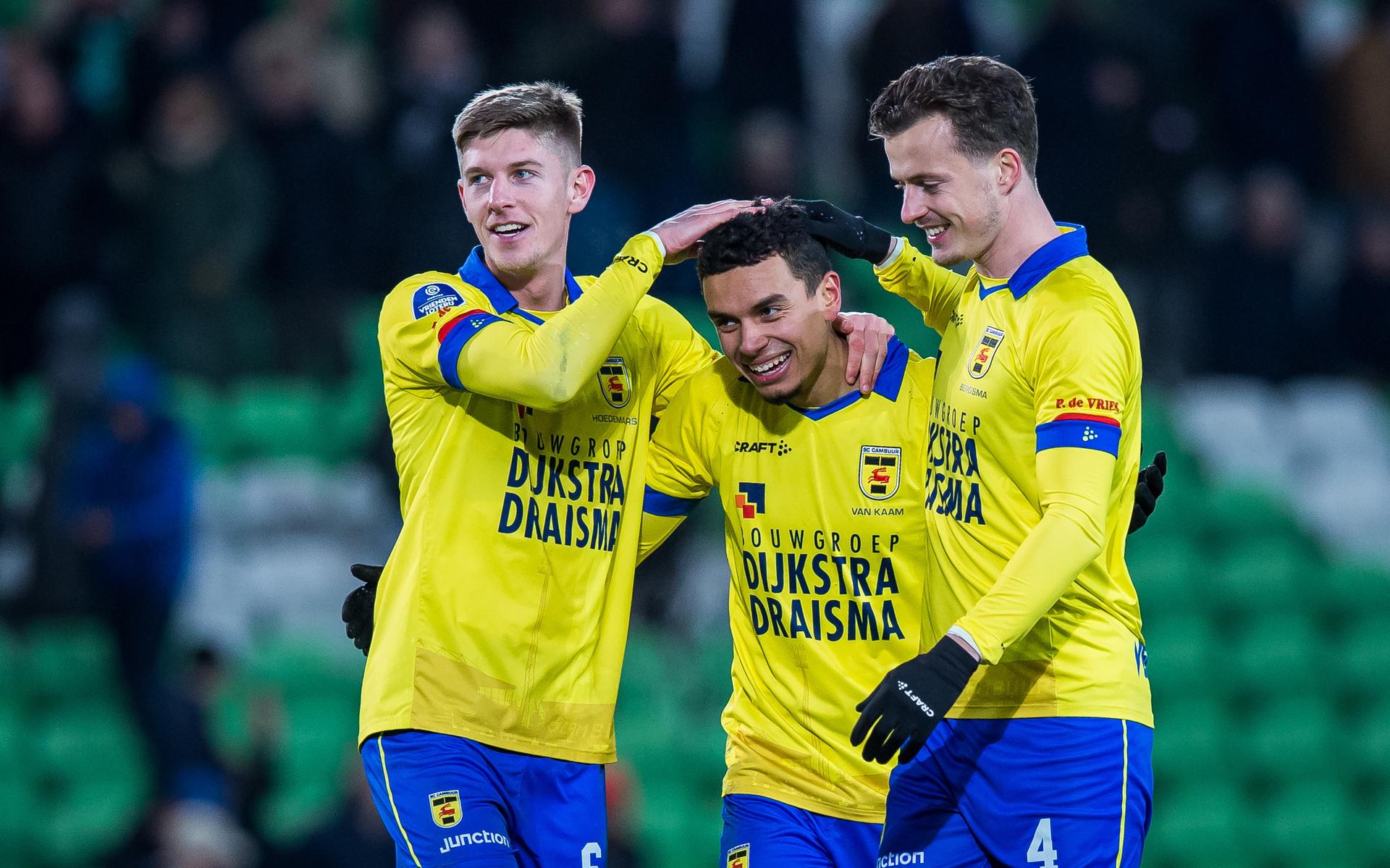 Daniël van Kaam wordt bejubeld na de wedstrijd tegen FC Groningen, waarin hij de winnende goal maakte.