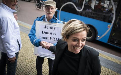 Jenny Douwes arriveert bij het gerechtshof in Leeuwarden voor het hoger beroep en wordt opgewacht door voorstanders van de blokkeerfriezen. FOTO ANP/ANJO DE HAAN