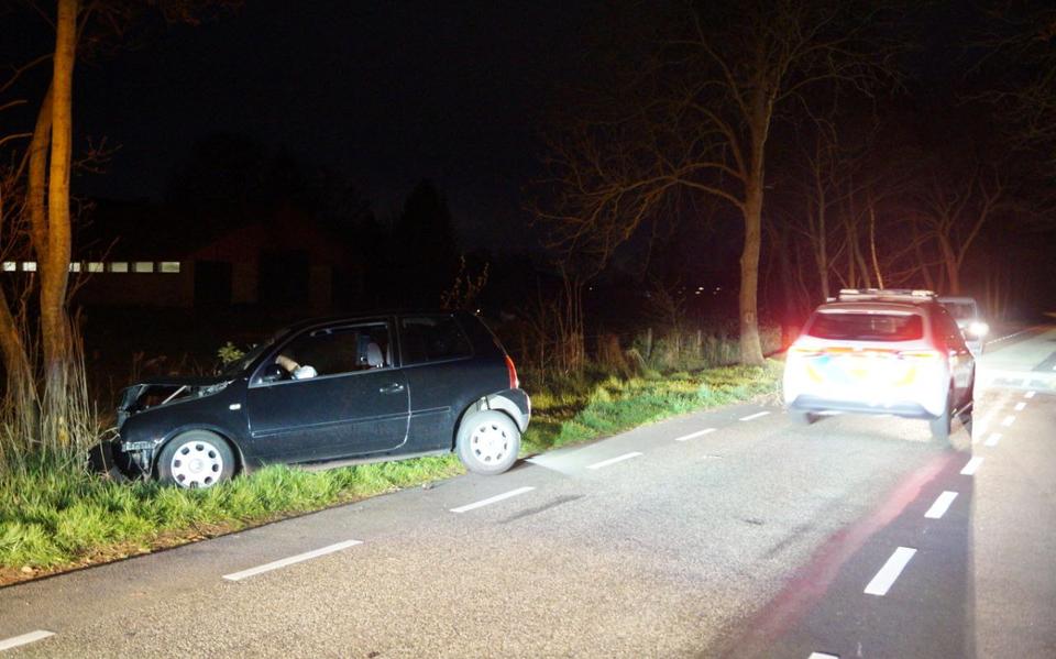 Bij een ongeval in De Westereen raakte een bestuurder van een auto gewond.