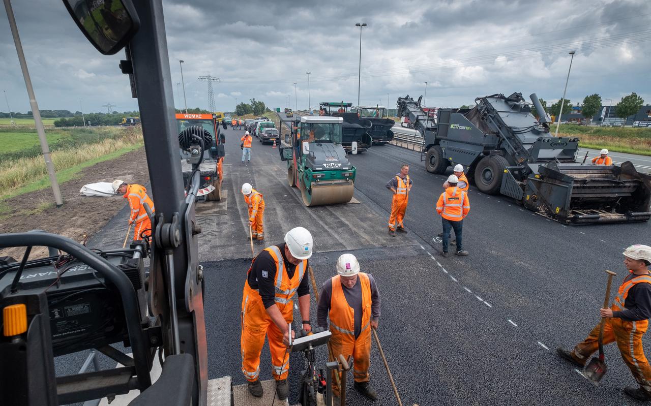 Op de ringweg van Groningen werd in de zomer van 2021 stil 'zoab'-asfalt aangebracht.