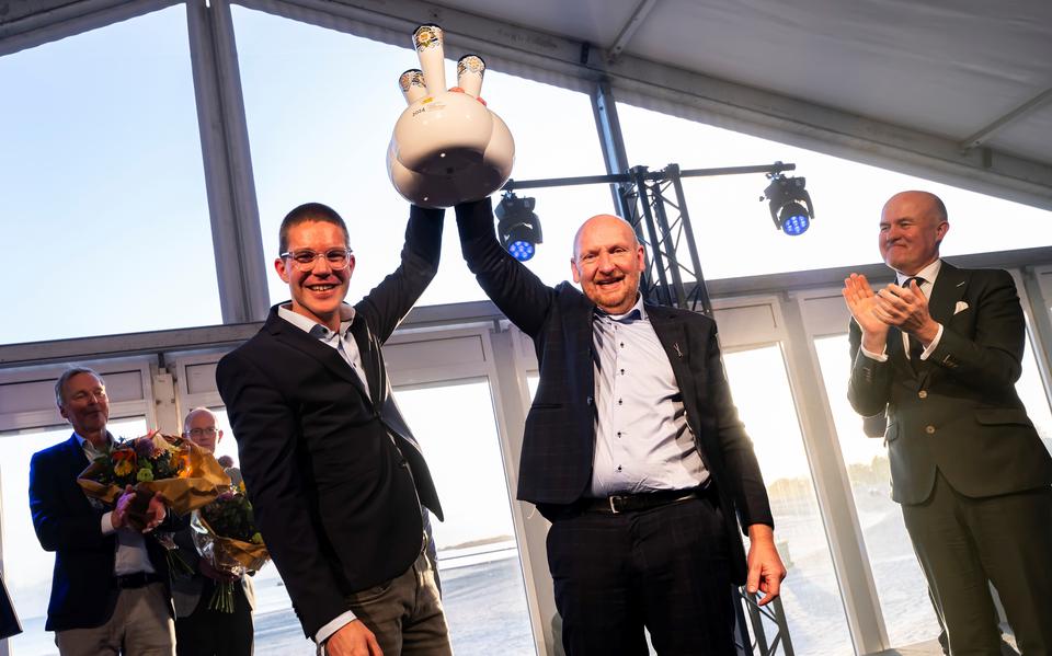 Oprichter Jos van Dalfsen en CEO Henk Schonewille van Wafilin Systems met de Friese Ondernemersprijs. 