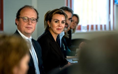 Staatssecretaris Vivianne Heijnen, geflankeerd door gedeputeerde Friso Douwstra en Evert Jan van Nijen van Circulair Friesland, legde maandag haar oor te luister bij circulaire ondernemers.