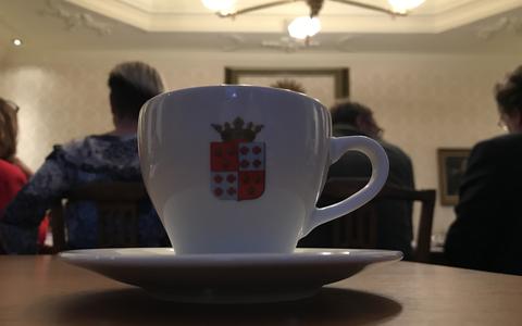 Een kop koffie op de perstafel in de raadszaal van Harlingen.