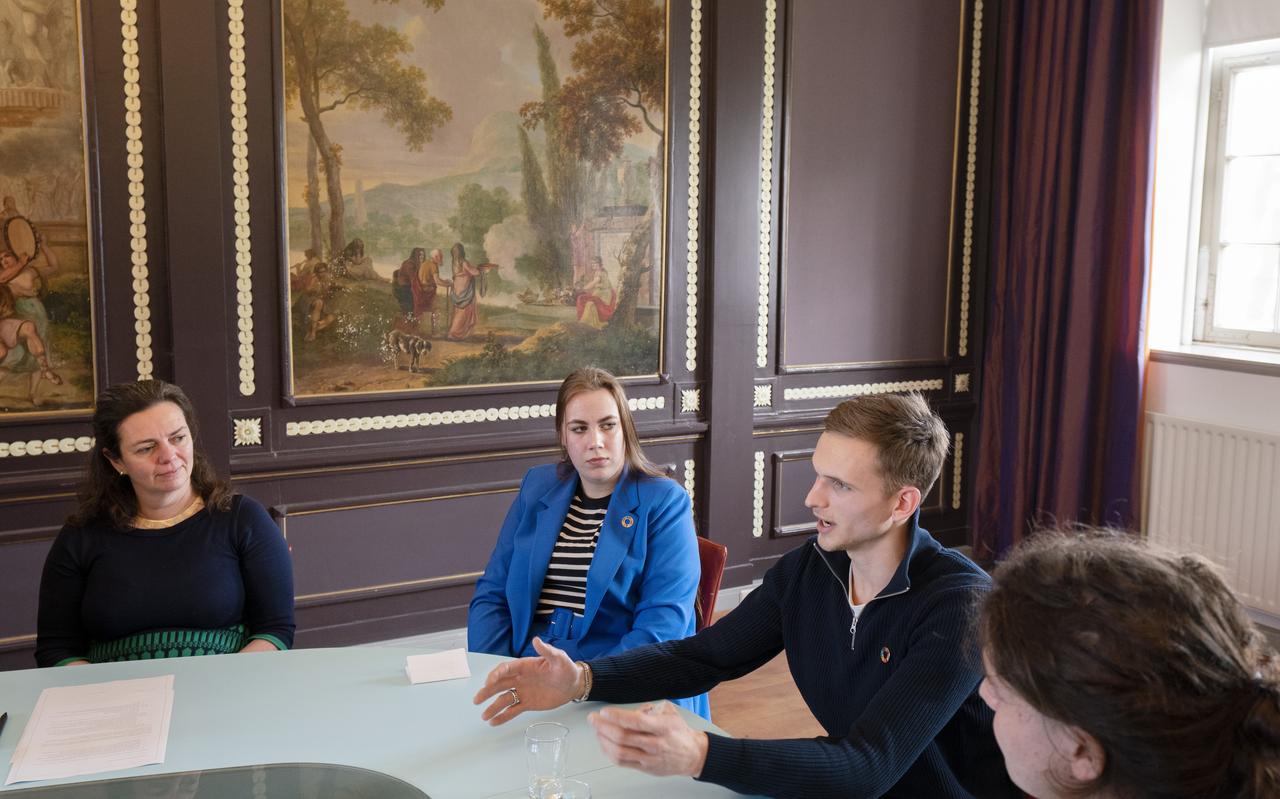 Symen Johannes Hoekstra (21) vertelt aan de bestuurders van vijf Friese onderwijsinstellingen, wat hij van de plannen vindt. Links naast hem zit Esra Tigchelaar (22). Symen Johannes Hoekstra (21) vertelt aan de bestuurders van vijf Friese onderwijsinstellingen, wat hij van de plannen vindt. Links naast hem zit Esra Tigchelaar (22).