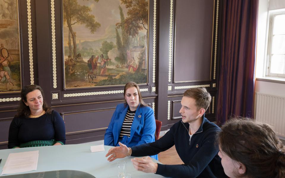 Symen Johannes Hoekstra (21) vertelt aan de bestuurders van vijf Friese onderwijsinstellingen, wat hij van de plannen vindt. Links naast hem zit Esra Tigchelaar (22).