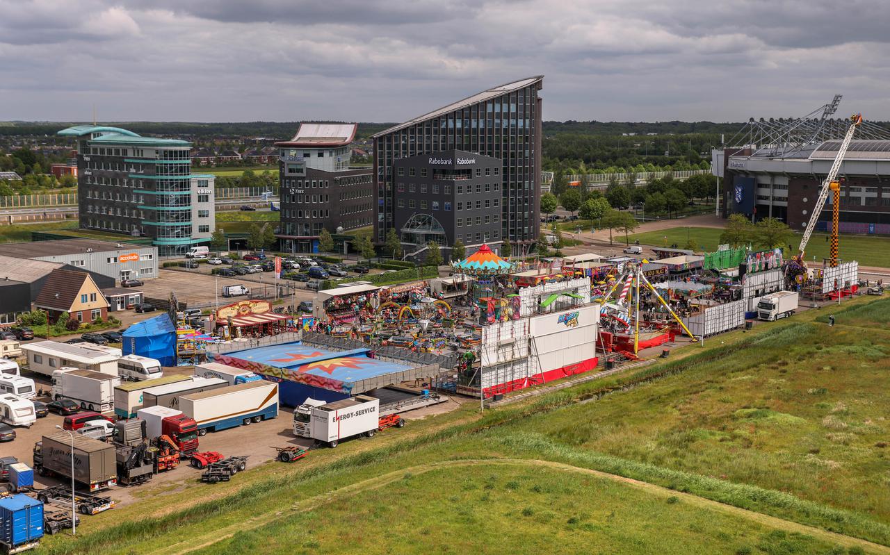 De Pinksterkermis in Heerenveen heeft tijdelijk een plek gekregen bij De Opslach, het parkeerterrein aan de Noordzijde van het Abe Lenstra-stadion.