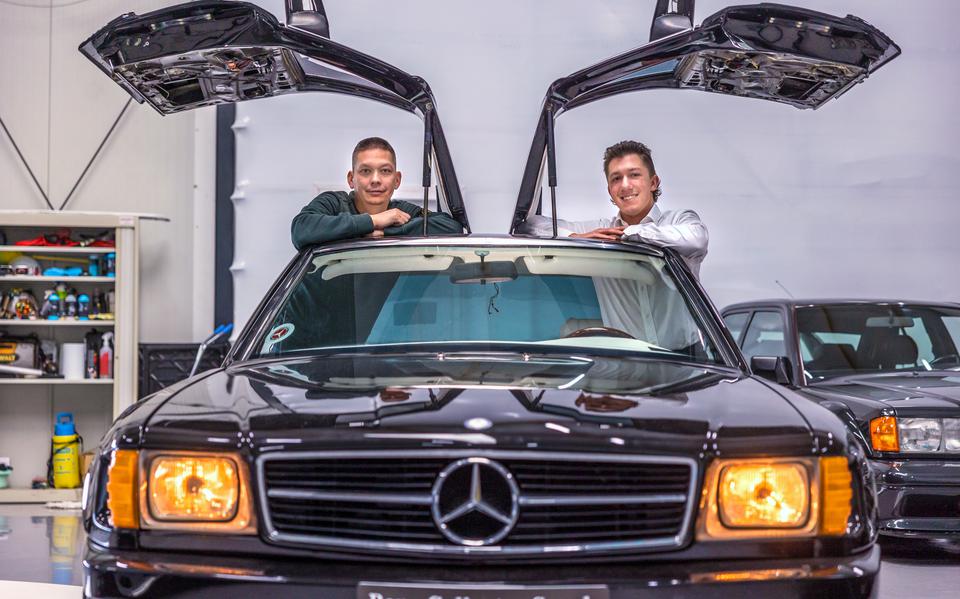 Youtube-presentator Martin Wronski (r) met een teamlid bij één van de opvallende exemplaren Mercedessen uit Sneek. 
