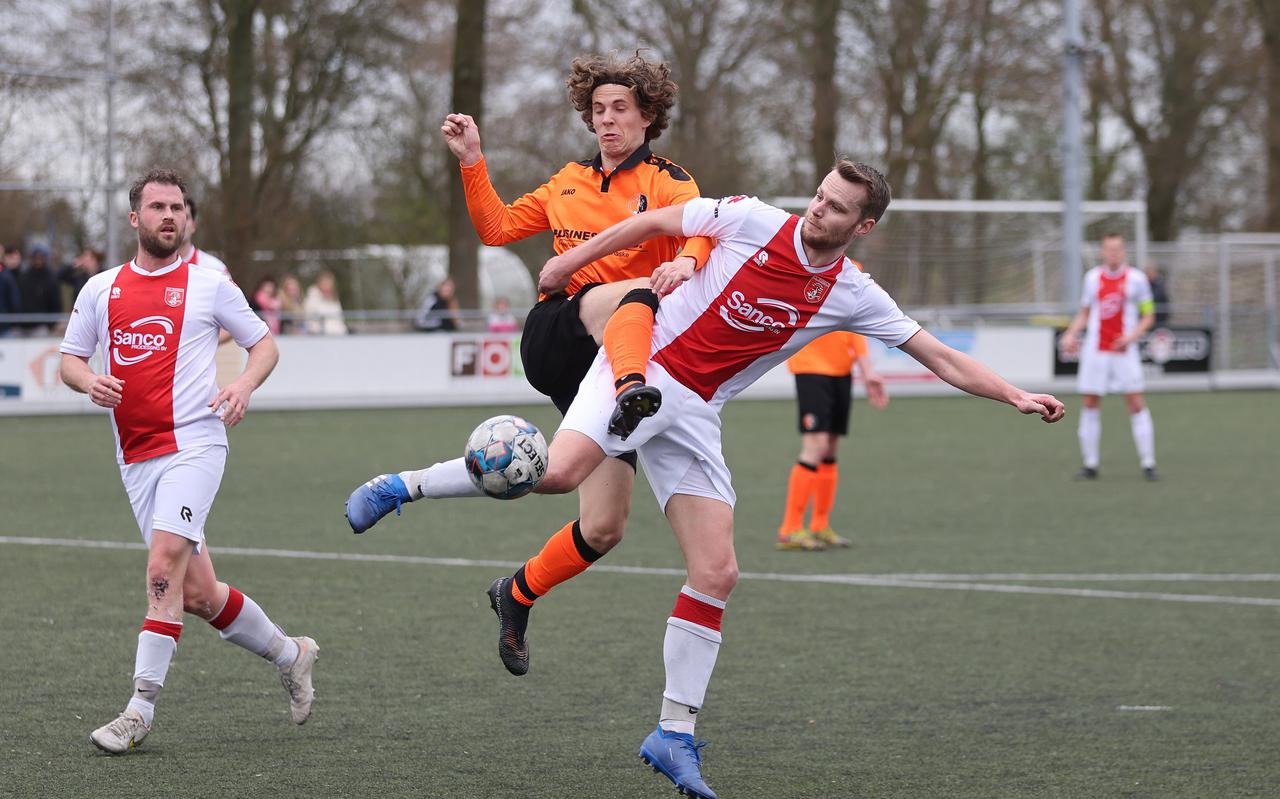 Syb van den Beuken (in oranje shirt) zette Oudehaske zaterdag op voorsprong in en tegen Makkum.