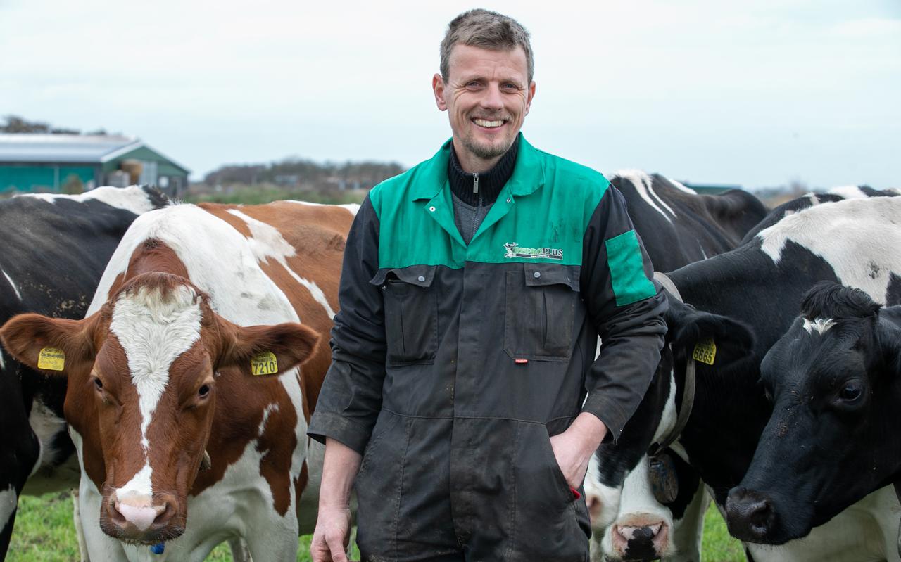 Boer Erik Visser is een van de zeven melkveehouders op het eiland die zijn veestapel met 38 procent reduceerde. 