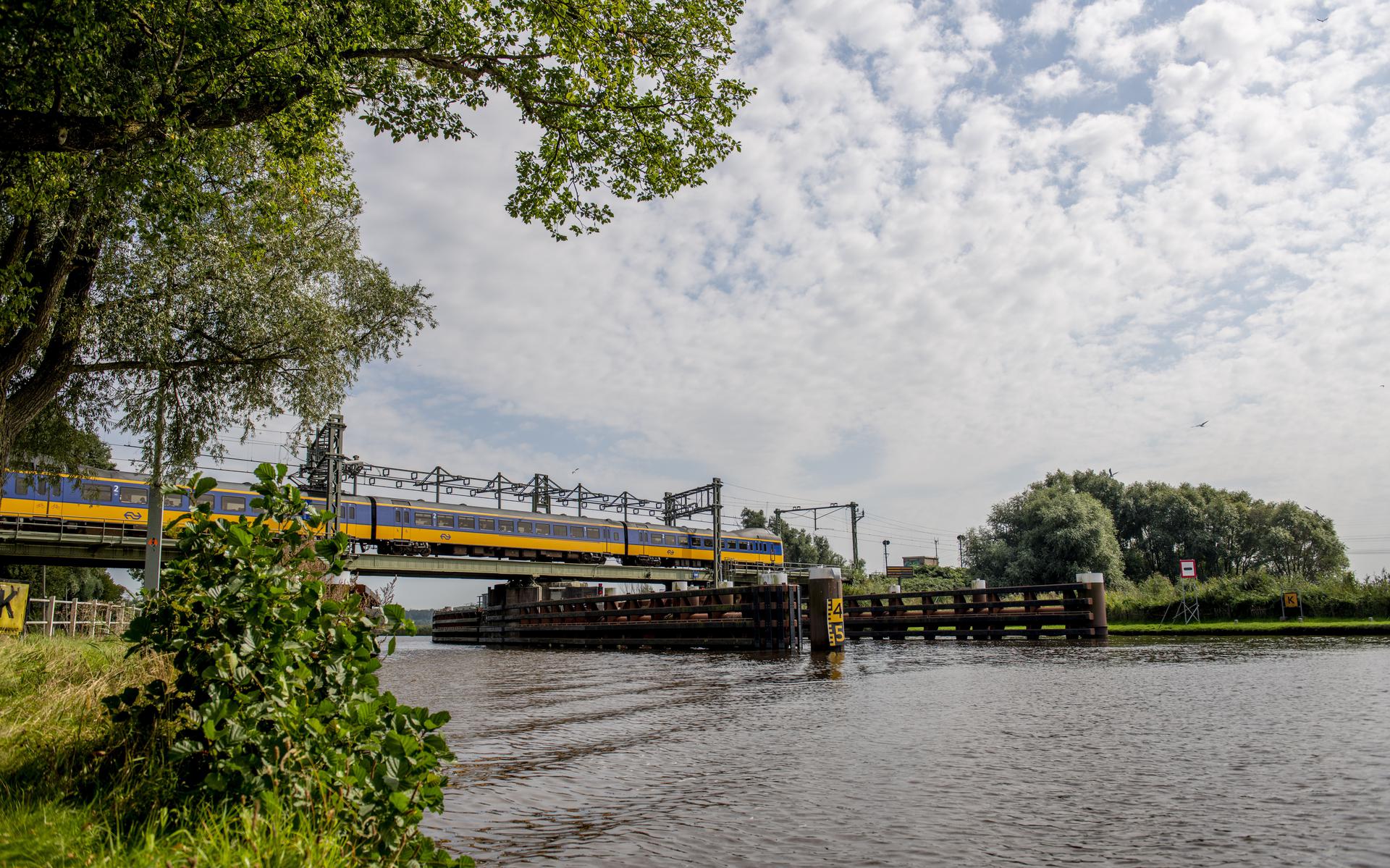De HRMK-spoorbrug over het Van Harinxmakanaal bij Leeuwarden.  