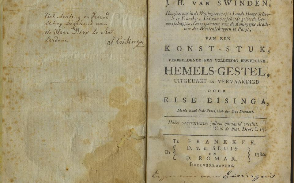 De titelpagina van de eerste druk van het dit voorjaar al geschonken boek met links het handschrift van Jacobus Eisinga en rechtsonder dat van Wopke Eekhof.