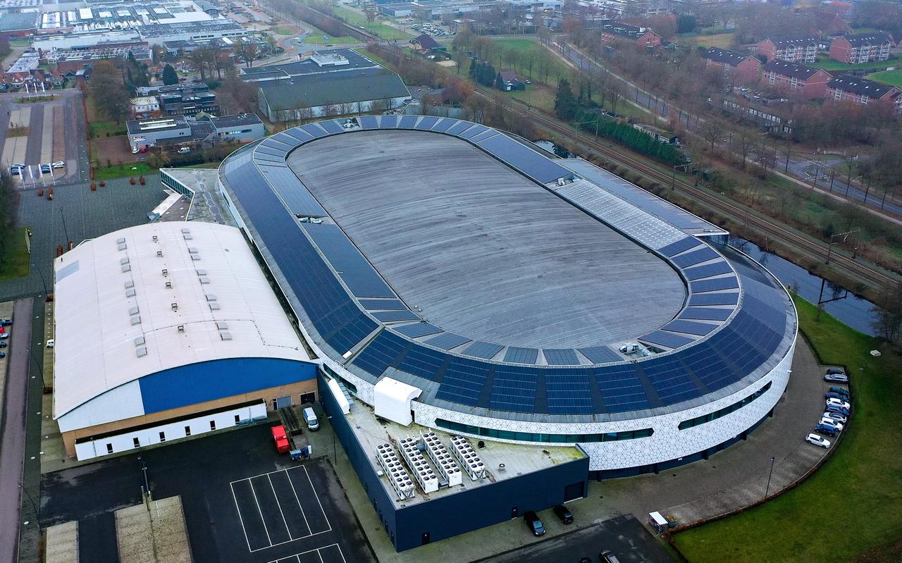 Het Thialf-complex in Heerenveen gezien vanaf de achterkant, met links de ijshockeyhal en rechts de grote 400-meterhal. Het Thialf-complex in Heerenveen gezien vanaf de achterkant, met links de ijshockeyhal en rechts de grote 400-meterhal.