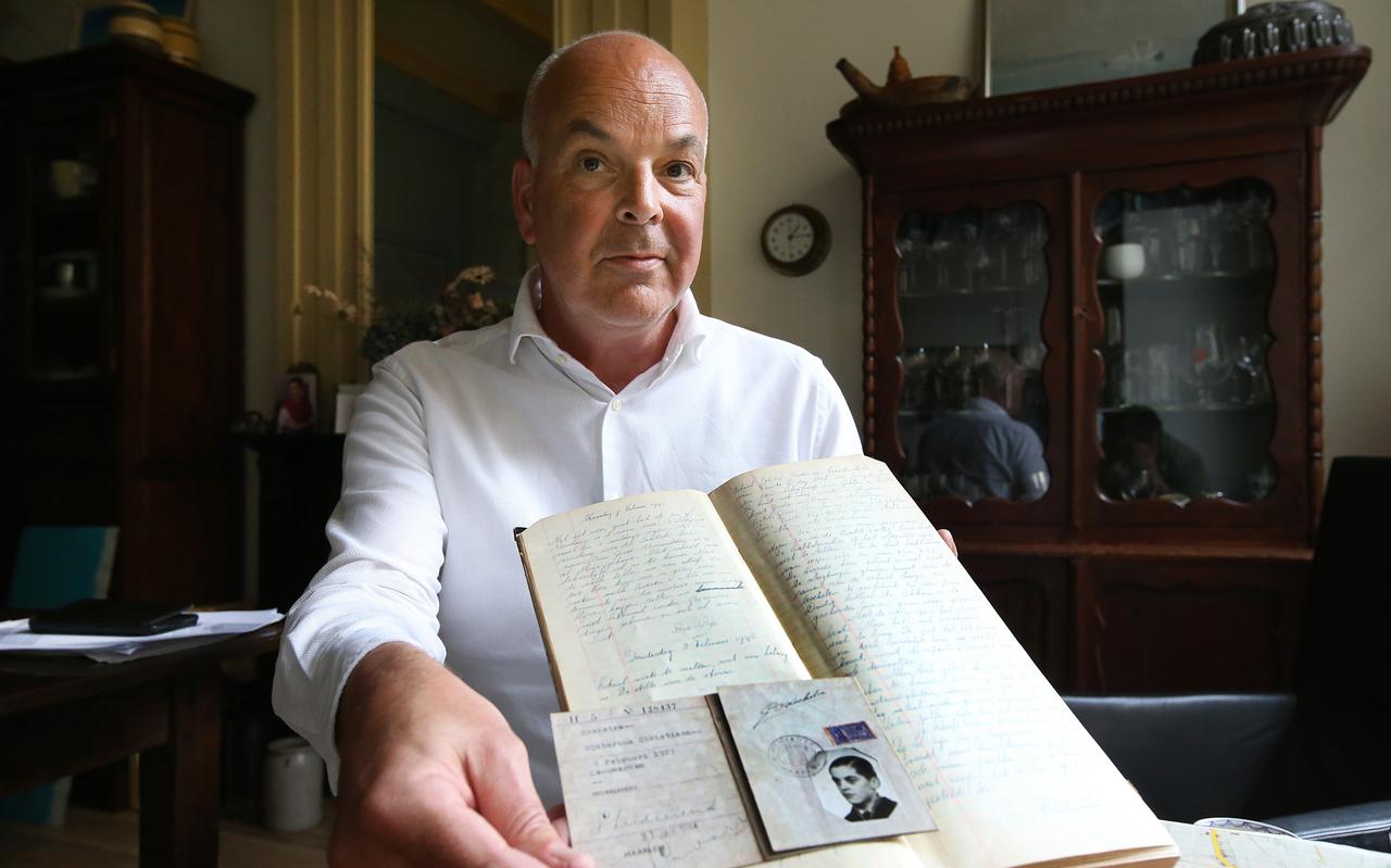 Archivaris Albert Hoekstra uit Roosendaal met het oorlogsdagboek van zijn vader Bertus. 
