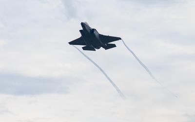 Maandagochtend stegen vier Nederlandse F-35’s en twee Amerikaanse F22’s op voor een oefenmissie. 