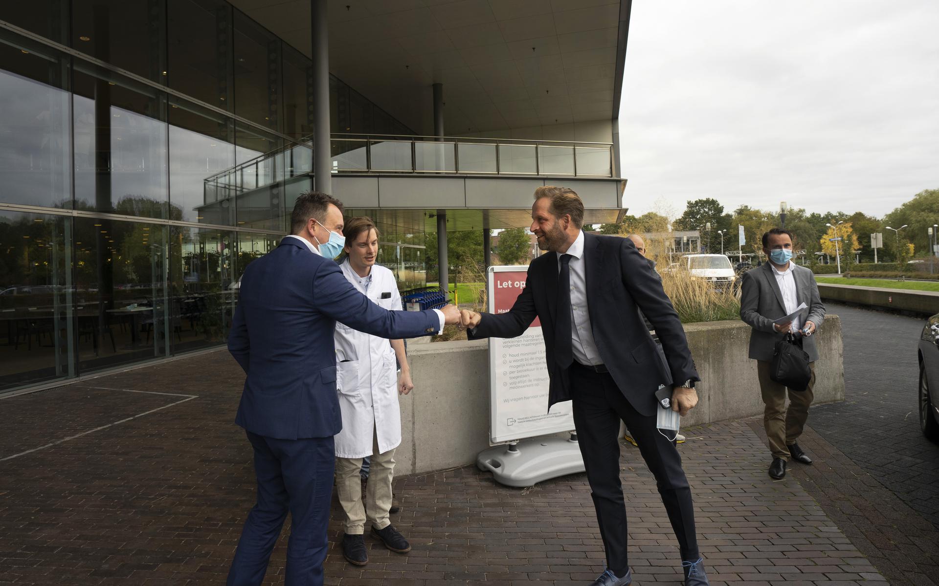 Demissionair minister Hugo de Jonge bezoekt vaccinatiespijtoptanten in Medisch Centrum Leeuwarden.