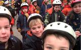 Friese kinderen met fietshelm.