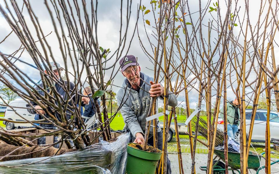 De Friese Milieufederatie en Landschapsbeheer Friesland deelden zaterdag uit aan dorpsbewoners van Tjerwerd, Burgwerd en Kimswerd.