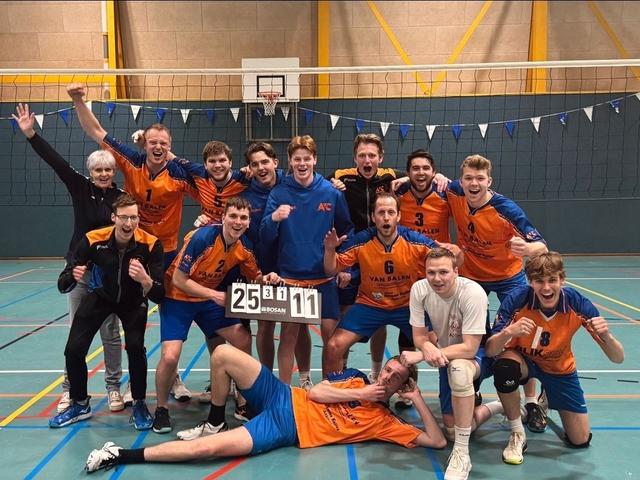 Het verliep chaotisch, toch zijn de volleyballers van AVC’69 uit Akkrum teruggepromoveerd naar de tw