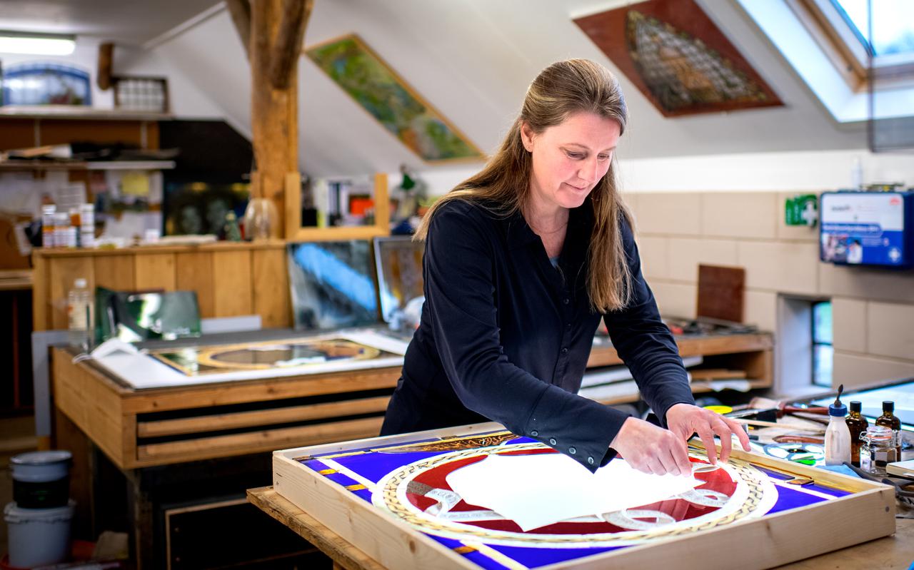 Glaskunstenaar Annet van Midwoud maakt de twee ontbrekende glas-in-loodraampjes voor de Steateseal.