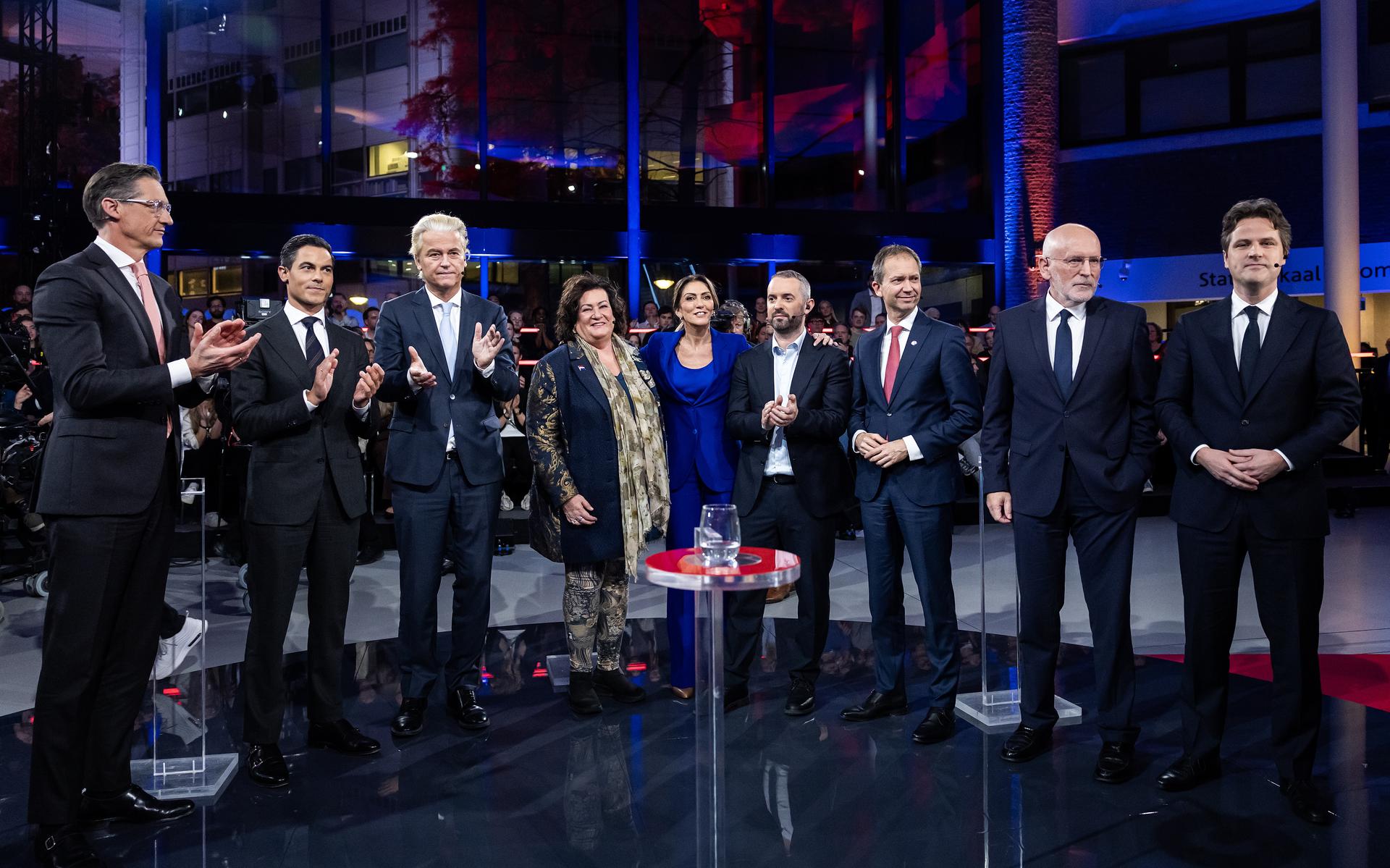 Lijsttrekkers Joost Eerdmans (JA21), Rob Jetten (D66), Geert Wilders (PVV), Caroline van der Plas (BBB), Dilan Yesilgoz (VVD), Jimmy Dijk (SP), Eddy van Hijum (NSC), Frans Timmermans (GroenLinks-PvdA) en Henri Bontenbal (CDA) na afloop van het NOS Slotdebat.