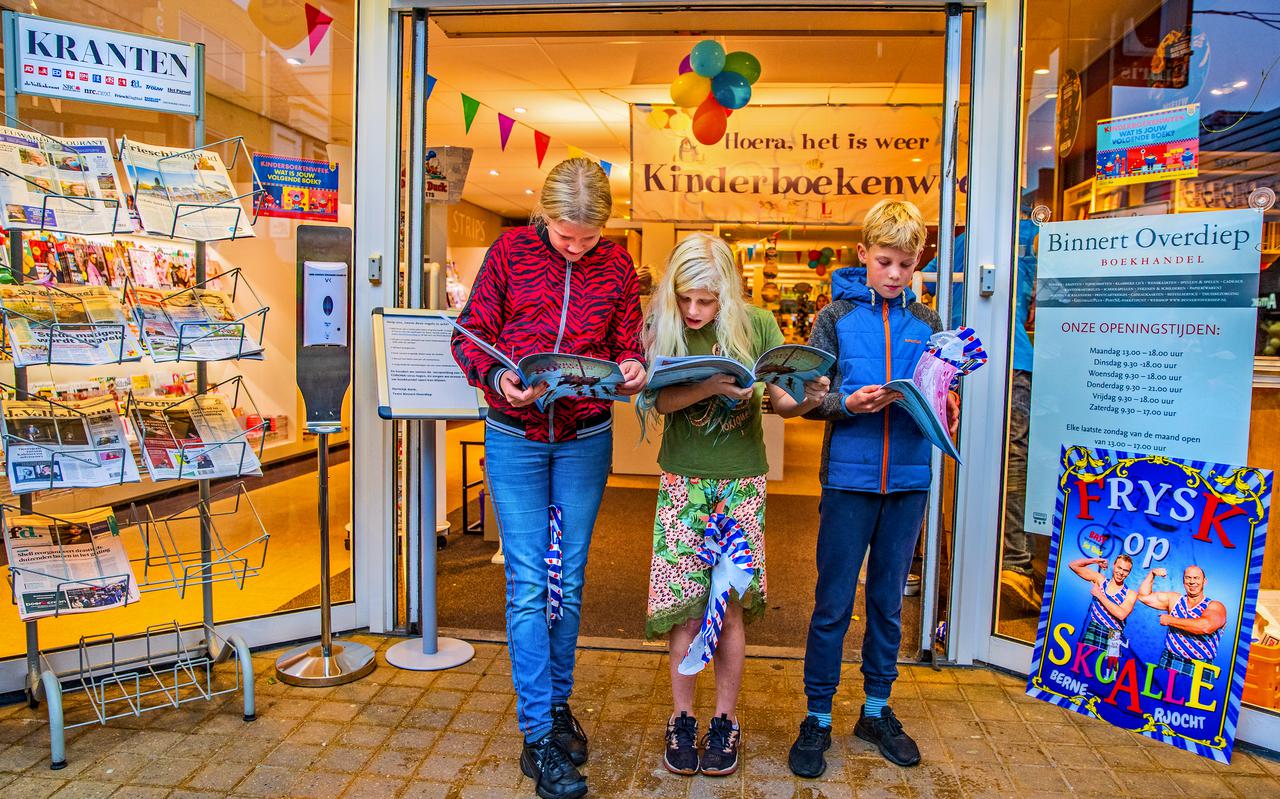 Basisschool De Buitenkans in Heerenveen kreeg een Friestalig boekenpakket van Sis Tsiis in de Kinderboekenweek. FOTO NIELS DE VRIES