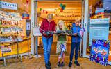 Basisschool De Buitenkans in Heerenveen kreeg een Friestalig boekenpakket van Sis Tsiis in de Kinderboekenweek. FOTO NIELS DE VRIES
