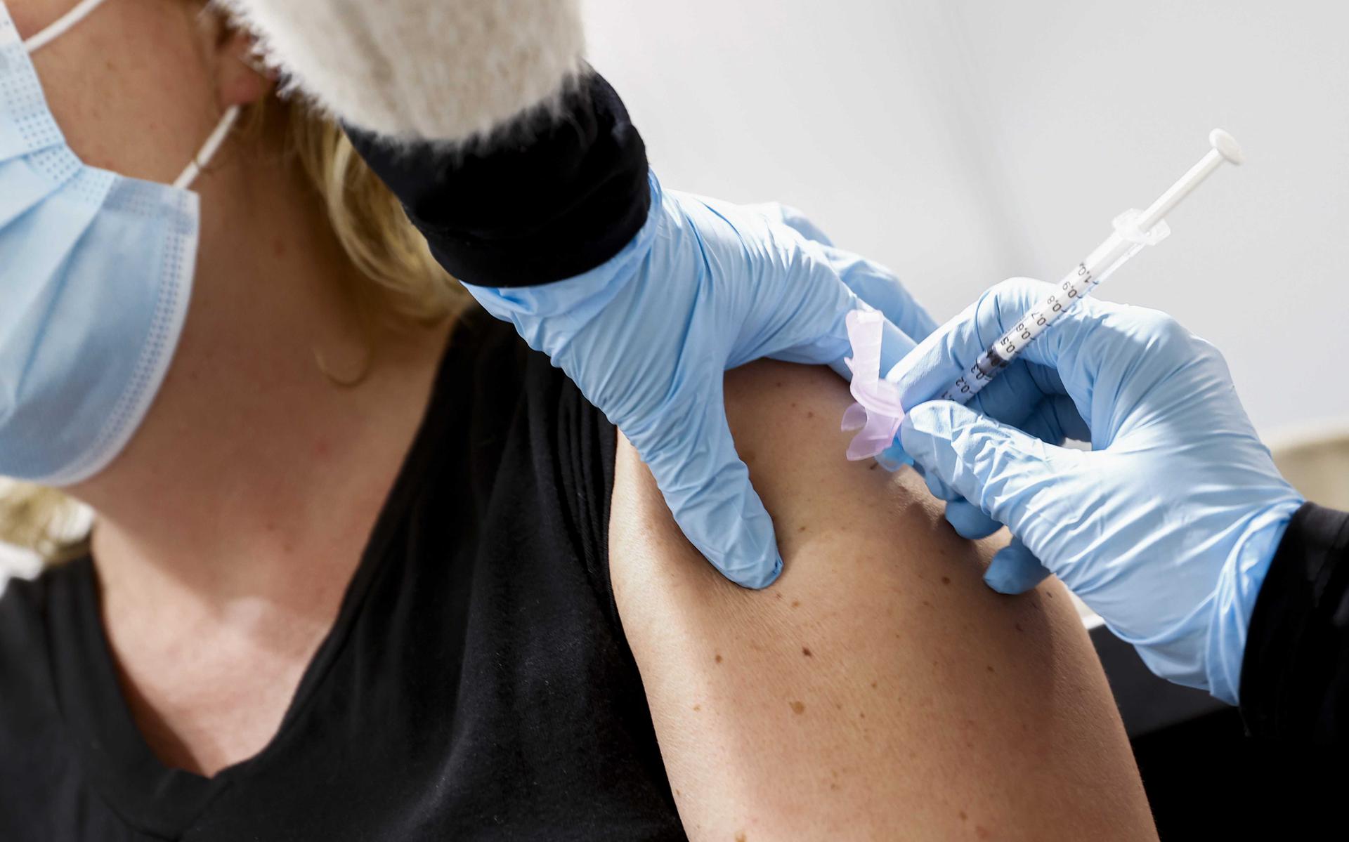 Een zorgmedewerker laat zich vaccineren tegen het coronavirus.