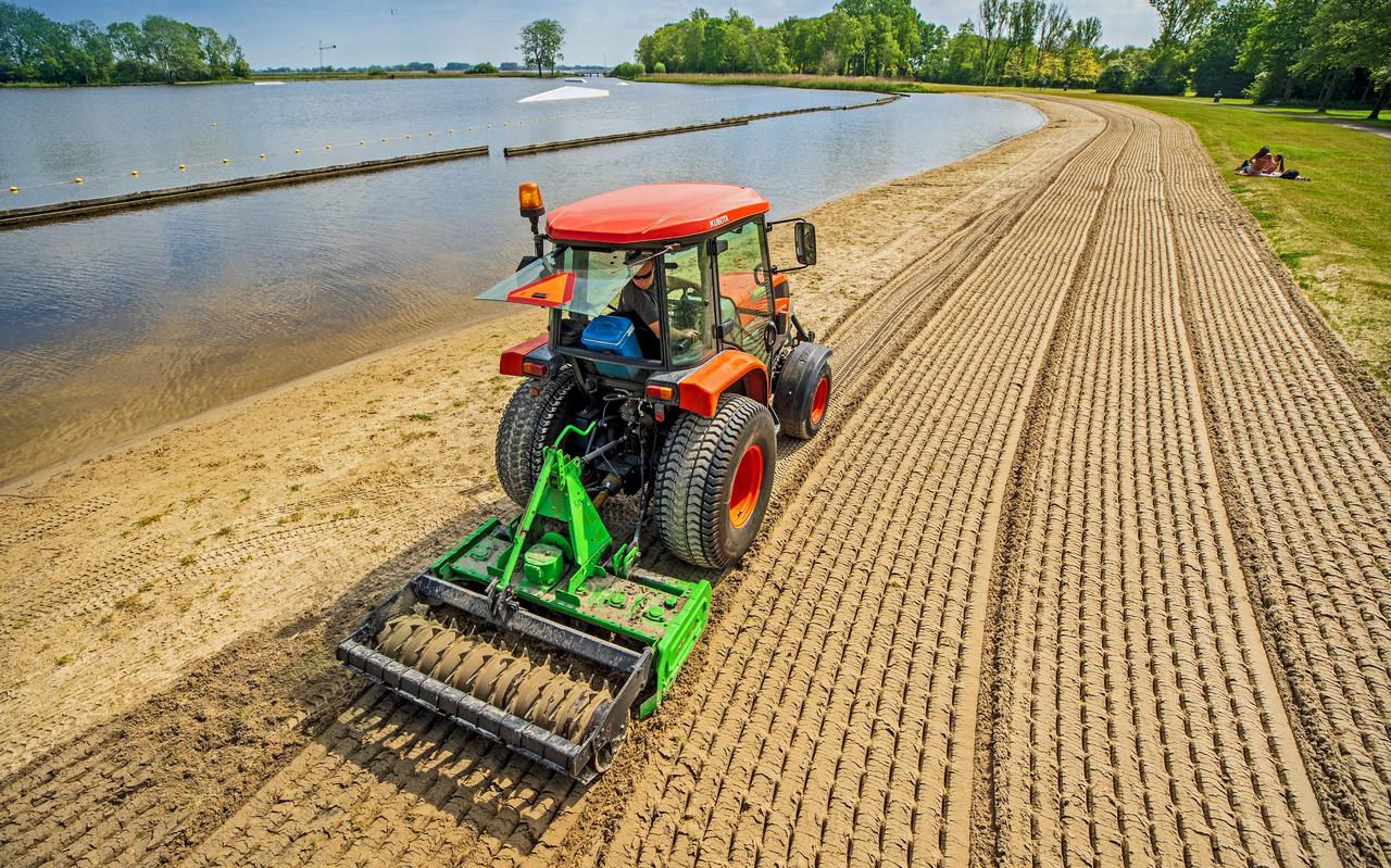 Strandschoonmaak door Empatec in Offingawier. De sociale werkvoorziening staat onder financiële druk. FOTO ARCHIEF Strandschoonmaak door Empatec in Offingawier. De sociale werkvoorziening staat onder financiële druk. FOTO ARCHIEF