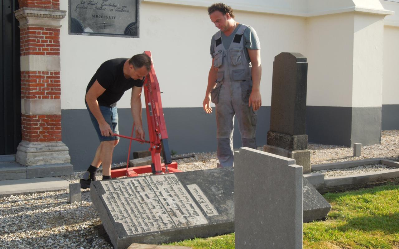 De grafsteen van Eise Eisinga, op het kerkhof bij d'Alde Wite in Dronryp, wordt gelicht voor restauratie. FOTO JOHAN DALSTRA De grafsteen van Eise Eisinga, op het kerkhof bij d'Alde Wite in Dronryp, wordt gelicht voor restauratie. FOTO JOHAN DALSTRA