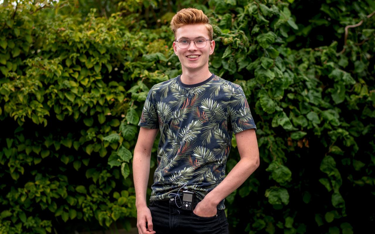 Sam Mebius met het insulinepompje dat hij dag en nacht bij zich draagt. Sam Mebius met het insulinepompje dat hij dag en nacht bij zich draagt.
