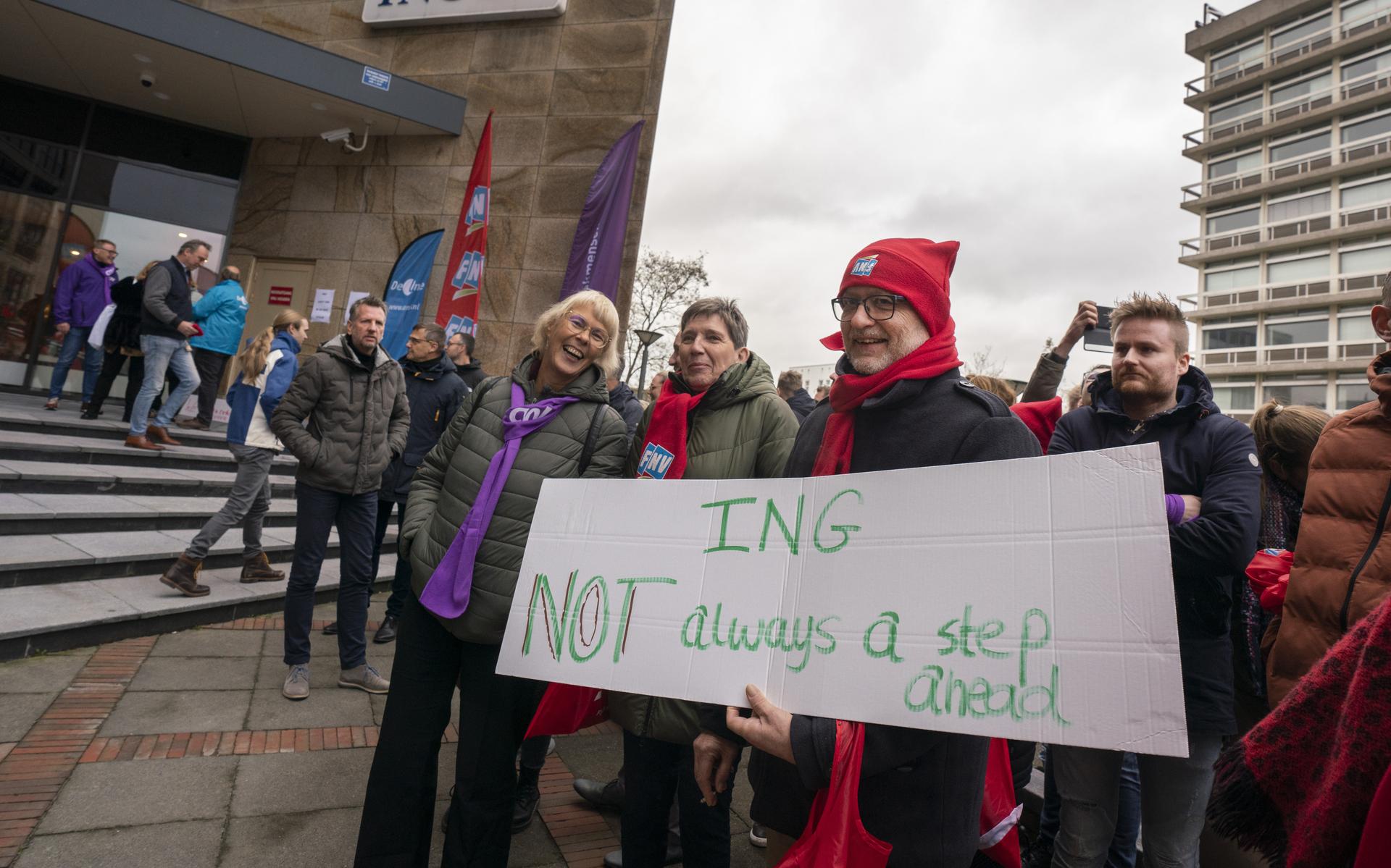 Vele medewerkers van ING lieten in november in Leeuwarden zien niet blij te zijn met hun werkgever.