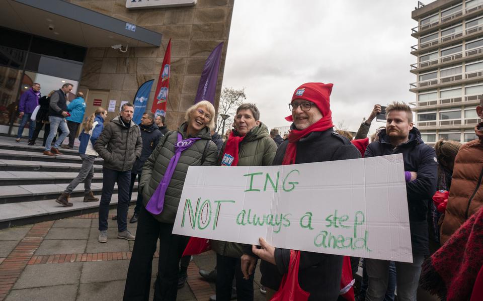 Vele medewerkers van ING lieten in november in Leeuwarden zien niet blij te zijn met hun werkgever.