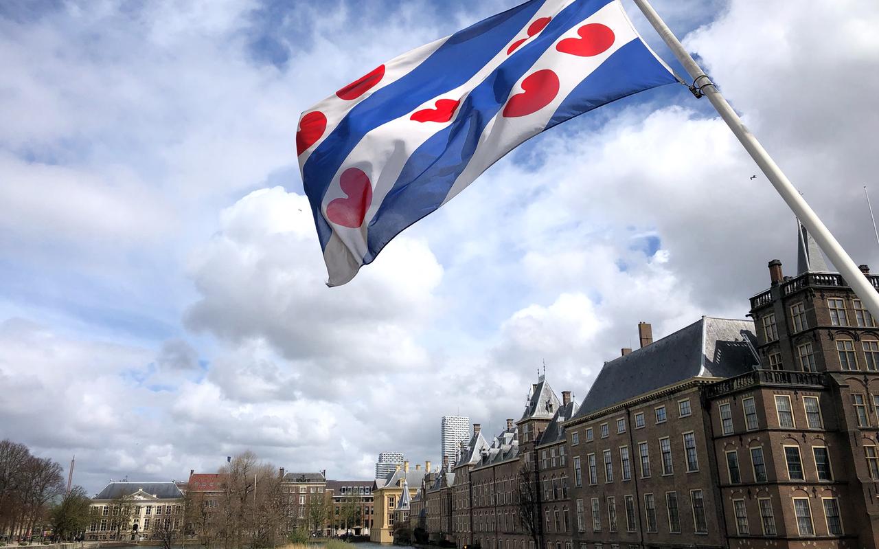 De Friese vlag bij het Binnenhof in Den Haag. De Friese vlag bij het Binnenhof in Den Haag.