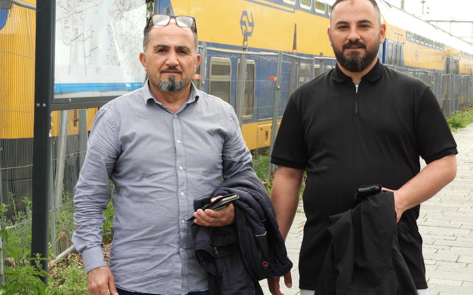 De twee Syrische asielzoekers Malek Alolawi (links) en Naji soulayman Al Ataki uit het azc Sint Anna Parochie.