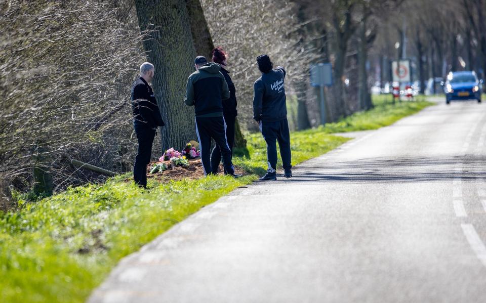 Op de Rijksweg tussen Reduzum en Jirnsum worden bloemen gelegd voor de vier mannen die omkwamen bij een eenzijdig verkeersongeval. 