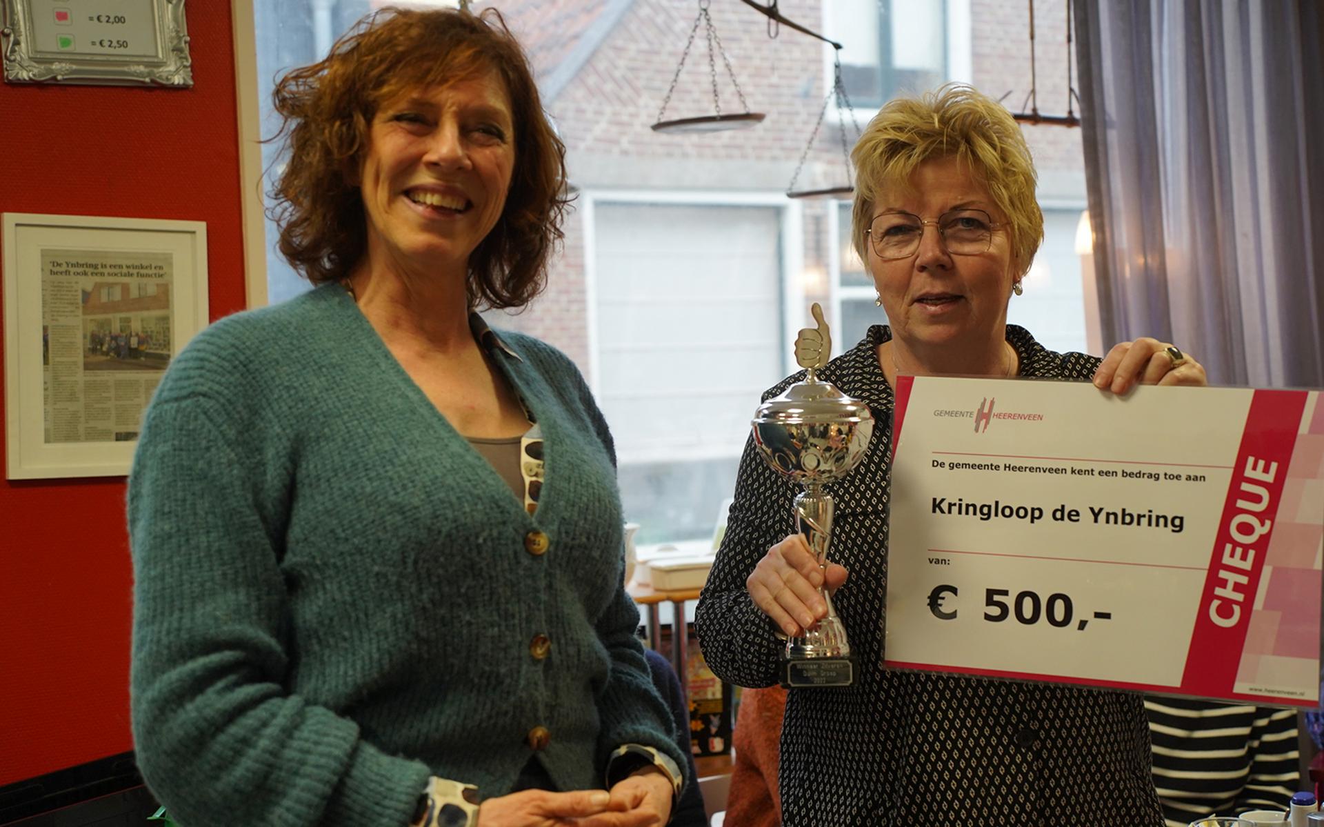 De prijs bij de groepen ging naar kringloopwinkel De Ynbring uit Aldeboarn, waar Jannie Jager coördinator is. Links wethouder Sybrig Sijtsma.