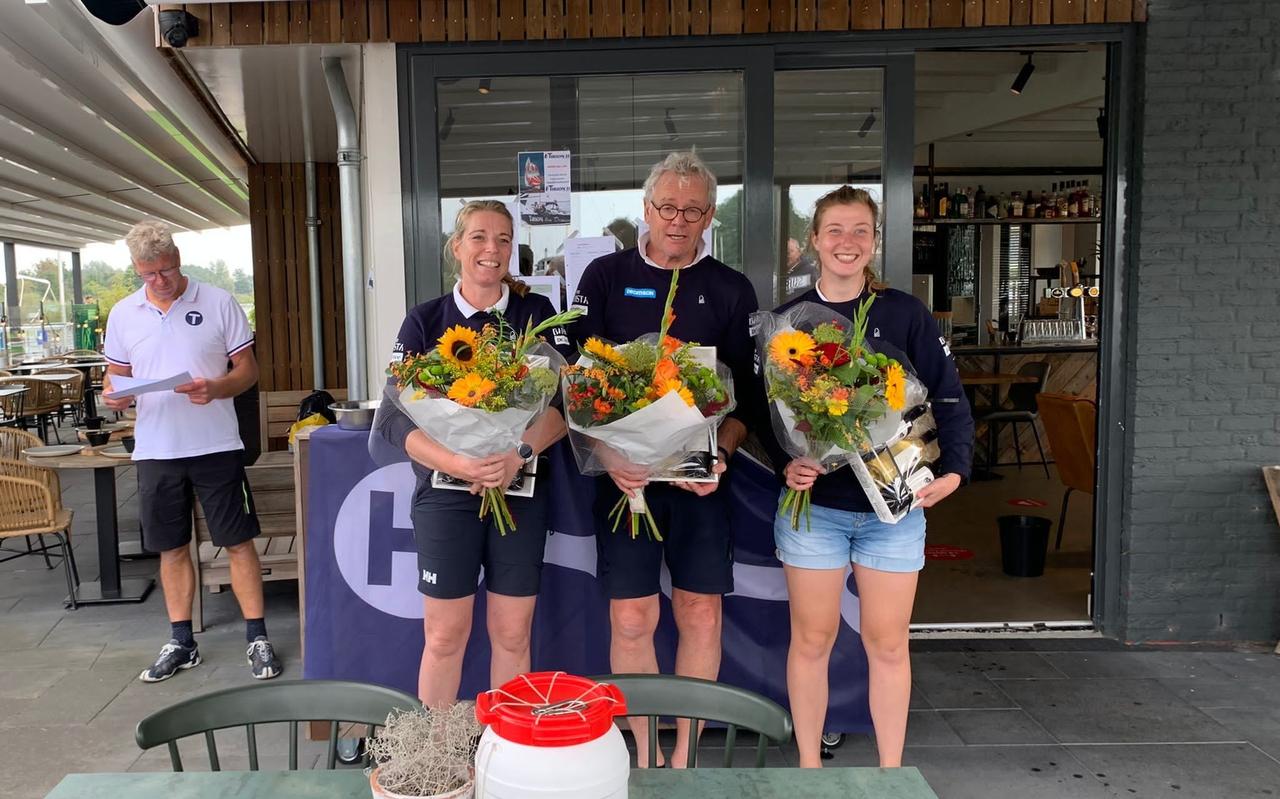 Tirion-kampioen Frids Fridsma uit Woudsend wordt geflankeerd door zijn bemanningsleden Sandra van der Sluis en Wieke Dijkstra. Tirion-kampioen Frids Fridsma uit Woudsend wordt geflankeerd door zijn bemanningsleden Sandra van der Sluis en Wieke Dijkstra.
