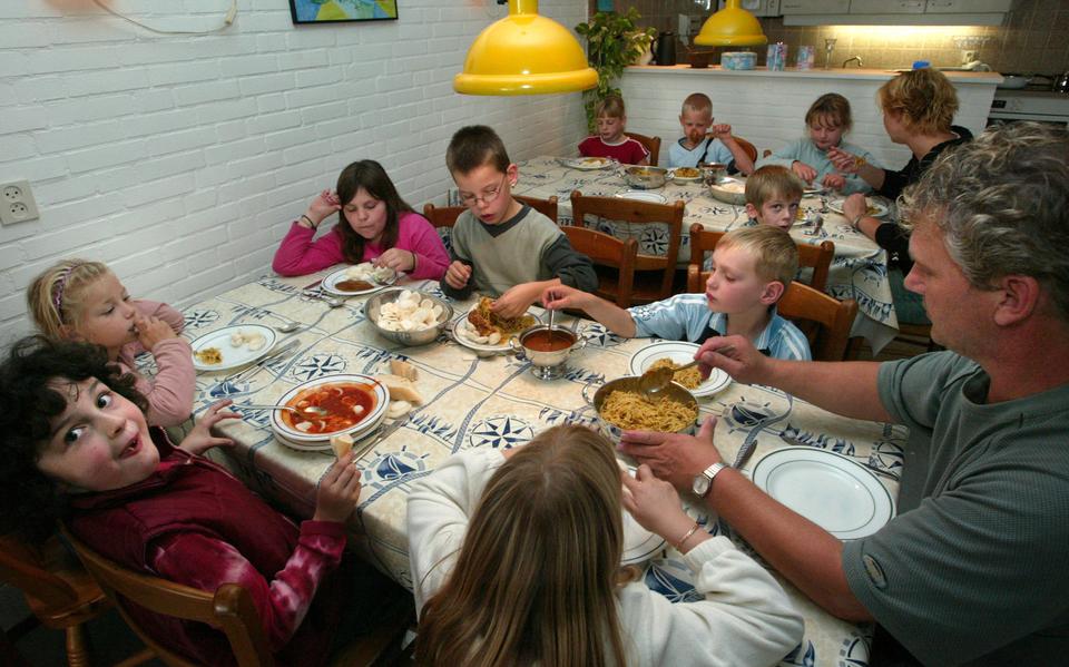 Op deze archieffoto uit 2003 zitten de jongste kinderen van het internaat aan de warme middagmaaltijd.