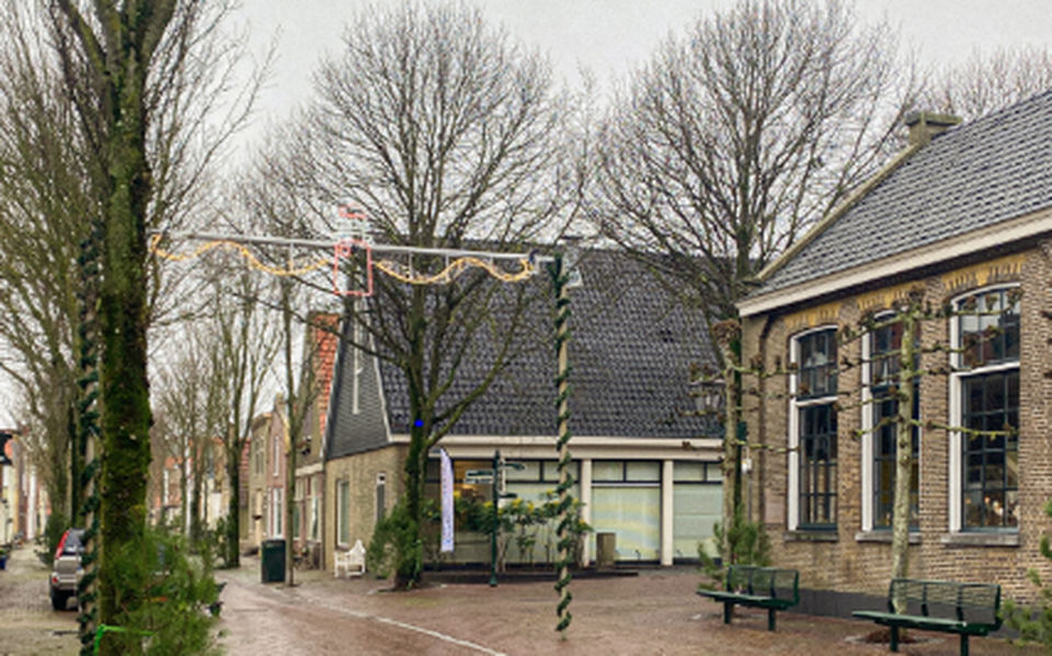 Rechts bezoekerscentrum De Noordwester, met links daarvan de voormalige bibliotheek aan de Dorpsstraat. 